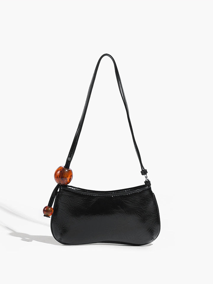 Schultertasche aus Kunstleder mit Perlenriemen