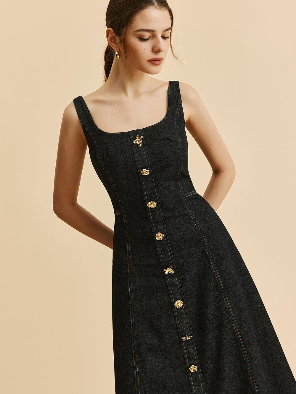 Kleid aus Denim mit quadratischem Ausschnitt und Knopfleiste