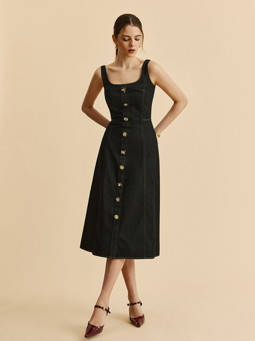 Kleid aus Denim mit quadratischem Ausschnitt und Knopfleiste