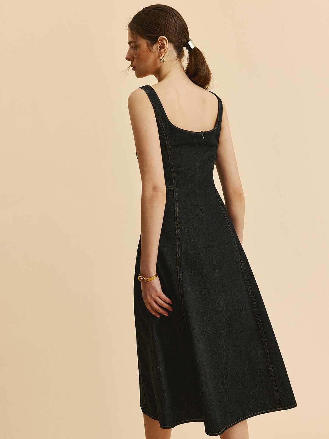 Kleid aus Denim mit quadratischem Ausschnitt und Knopfleiste