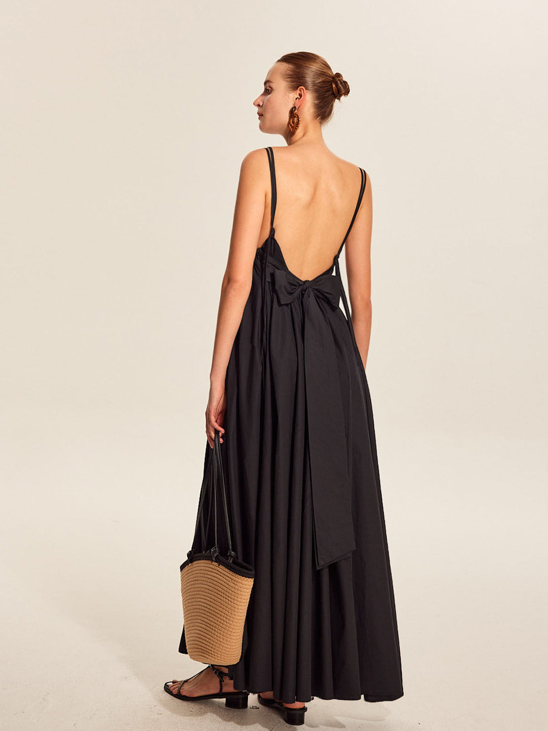 Kleid mit V-Ausschnitt und doppelten Trägern