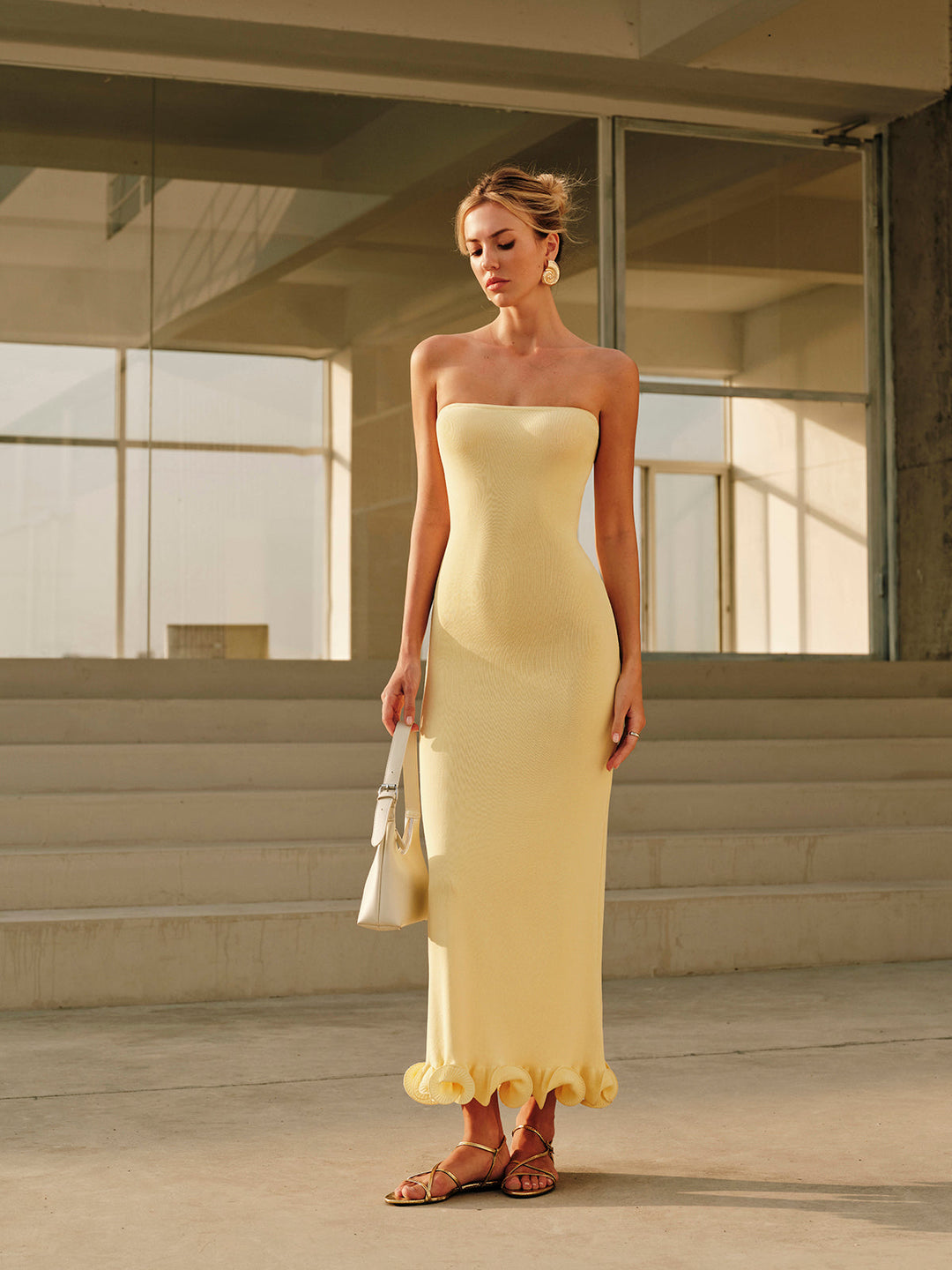 Kalt-Schulter-Strickkleid mit Rüschen