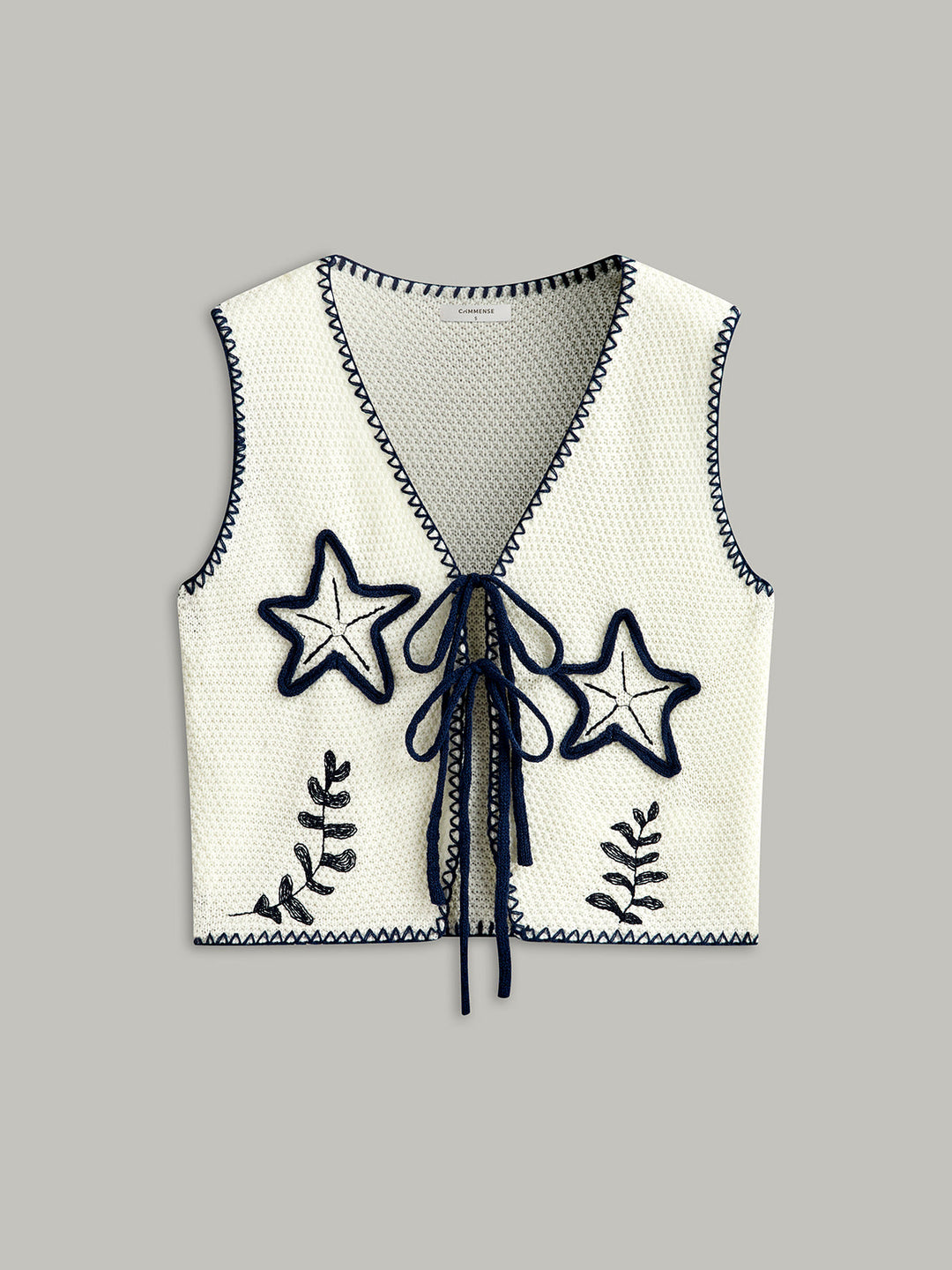 Bestickte Strickweste mit Bindeband