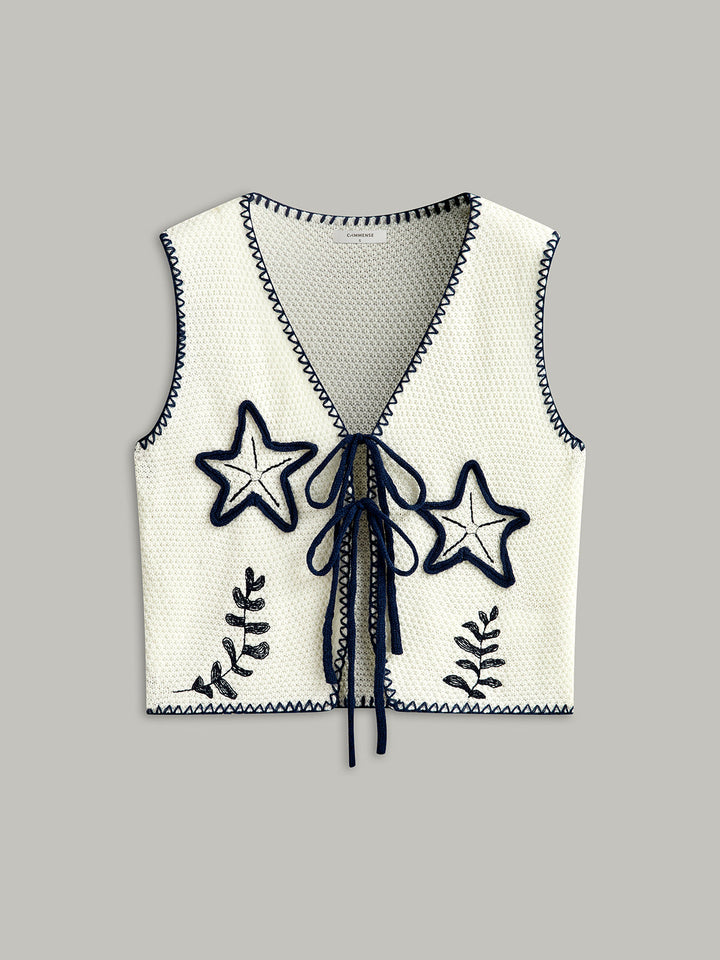 Bestickte Strickweste mit Bindeband