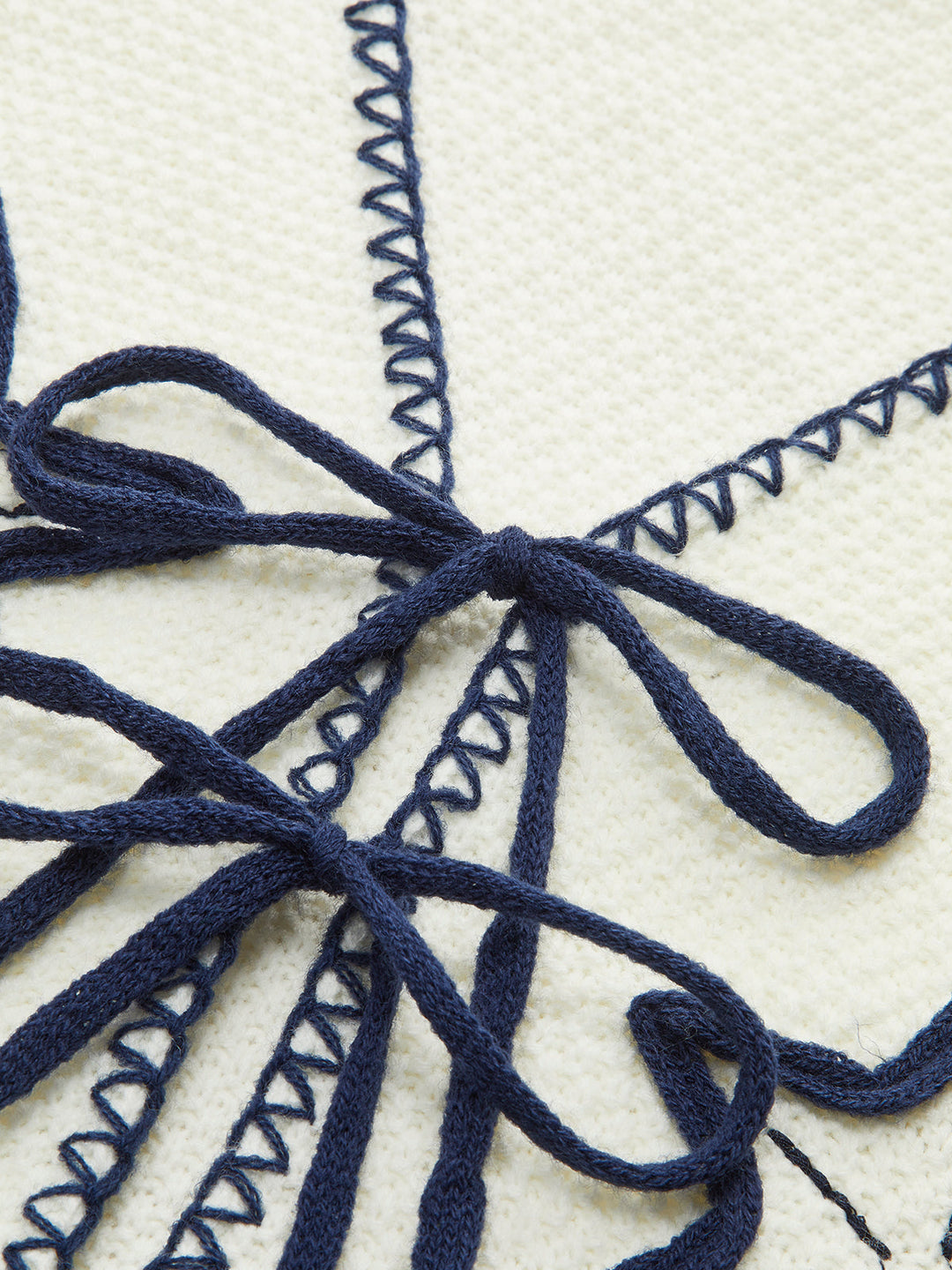 Bestickte Strickweste mit Bindeband