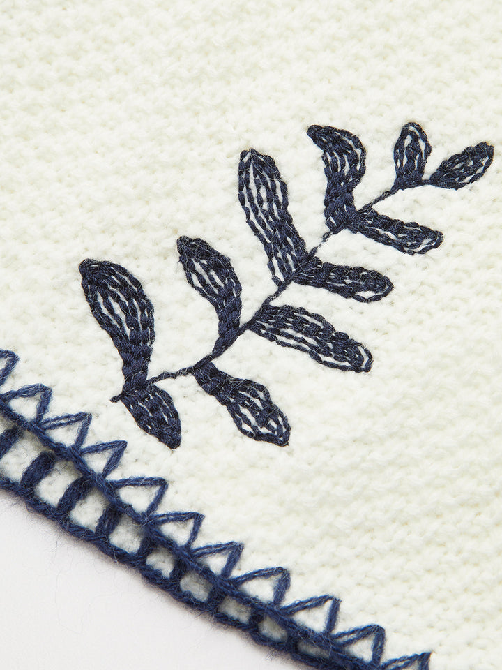Bestickte Strickweste mit Bindeband