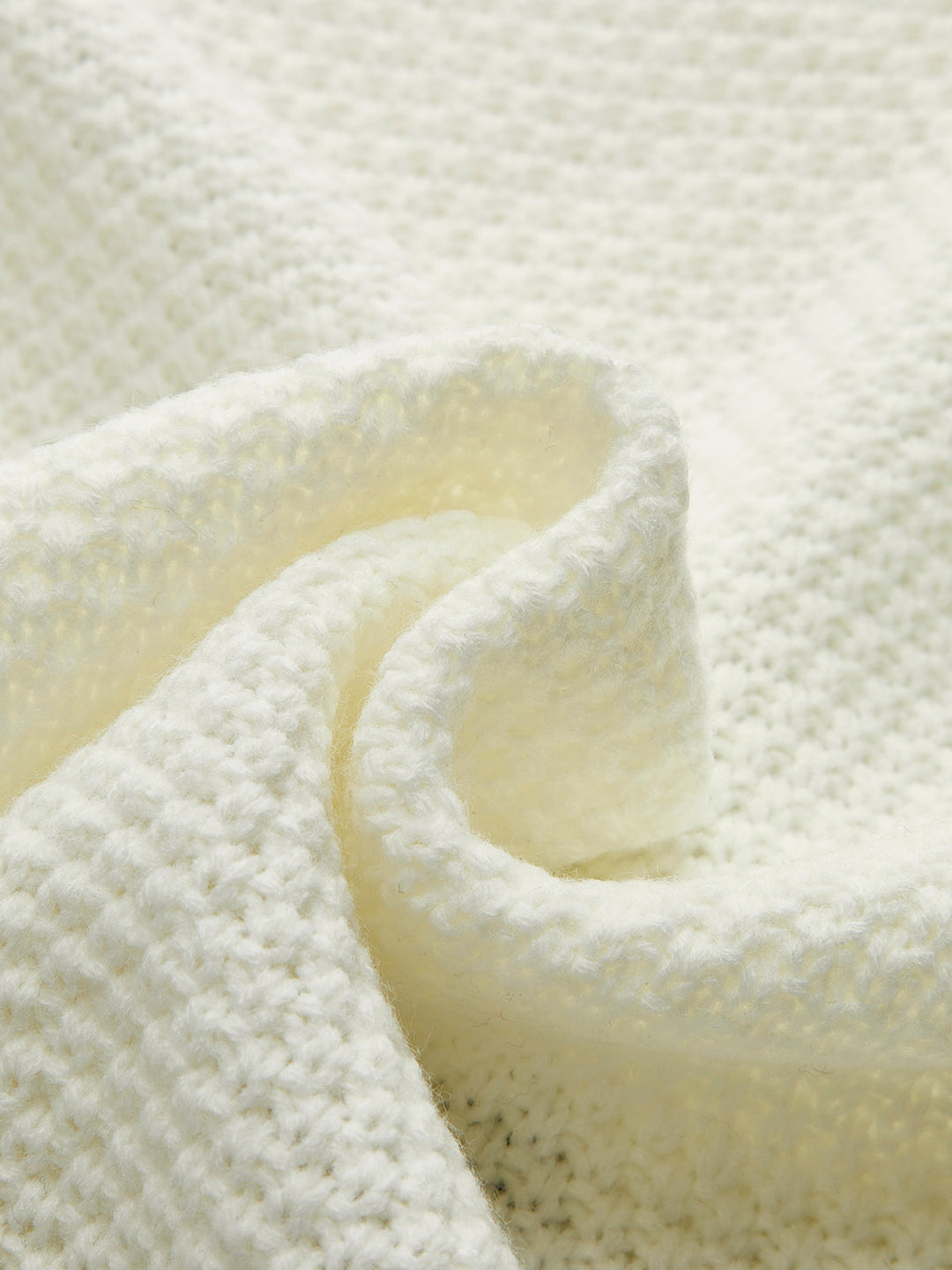 Bestickte Strickweste mit Bindeband