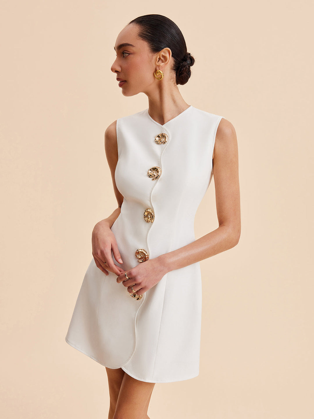 Asymmetrisches ärmelloses Kleid mit Knopfleiste