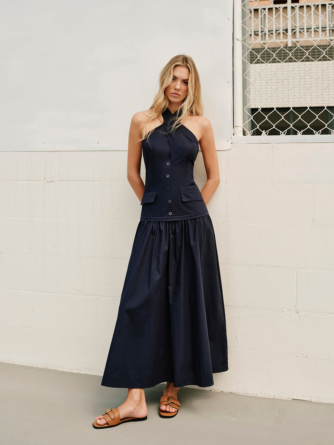 Kleid mit überkreuztem Kragen und Reißverschlusstaschen