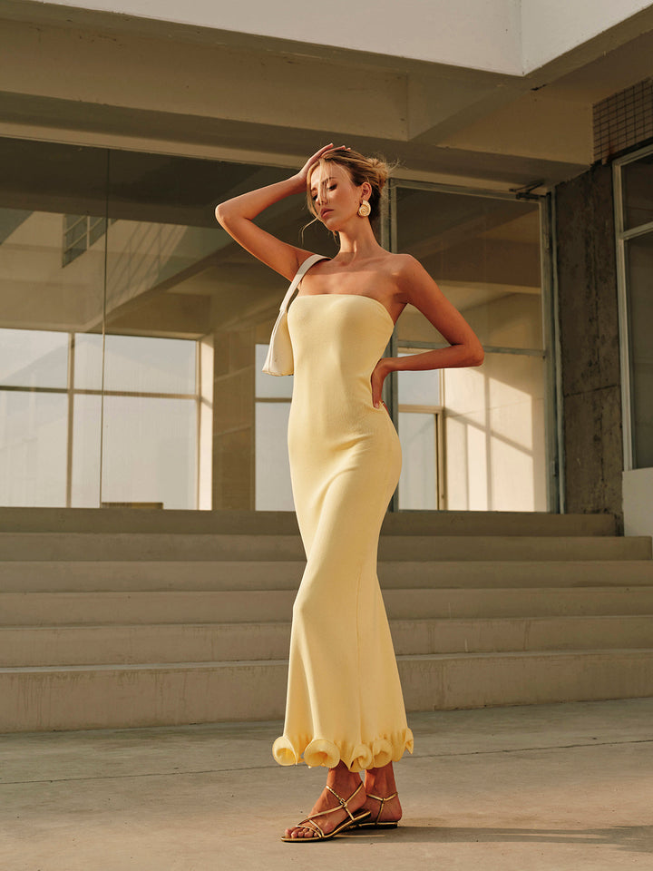 Kalt-Schulter-Strickkleid mit Rüschen