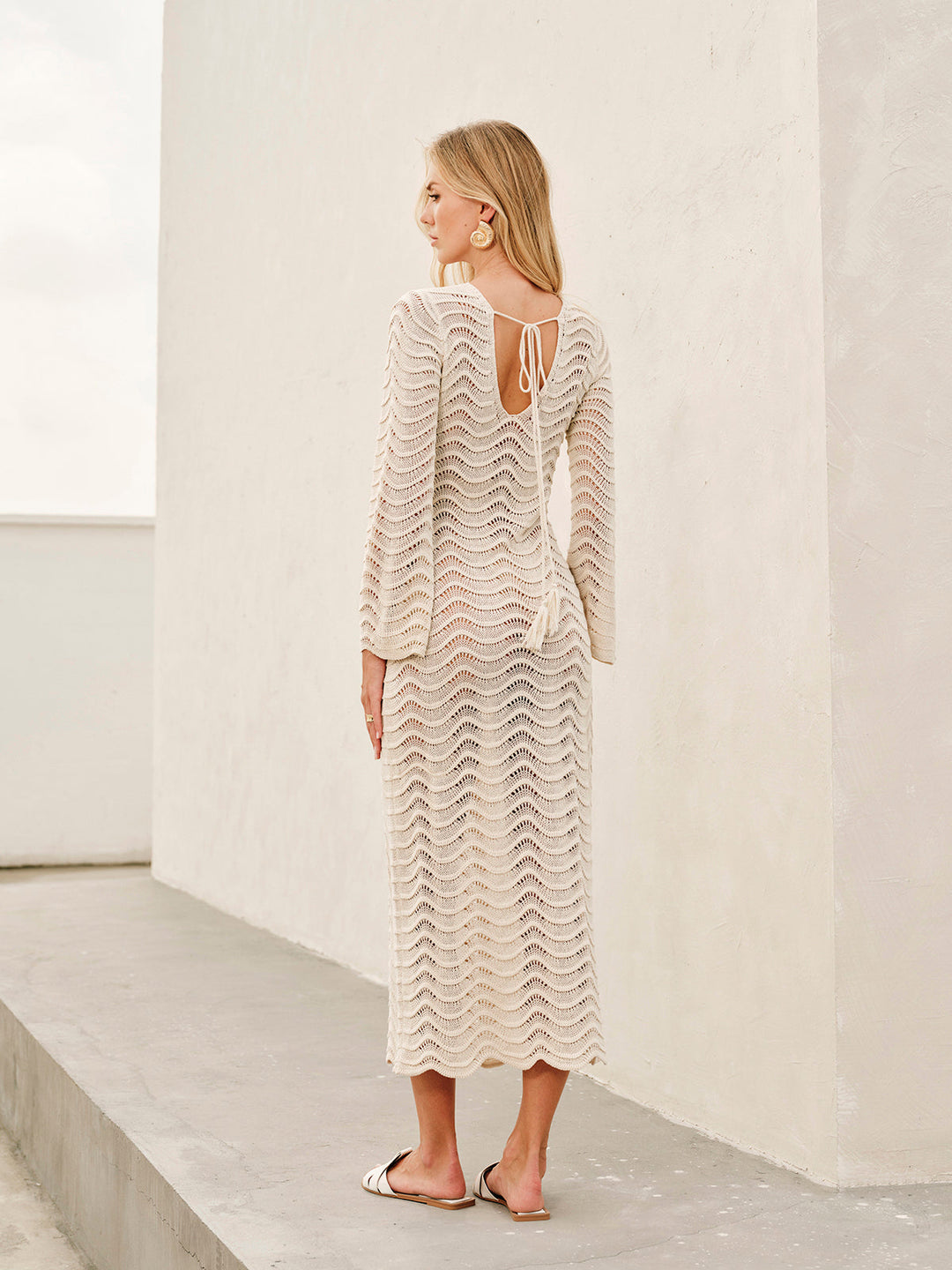 Strickkleid mit metallischen Cut-Outs und Bindegürtel