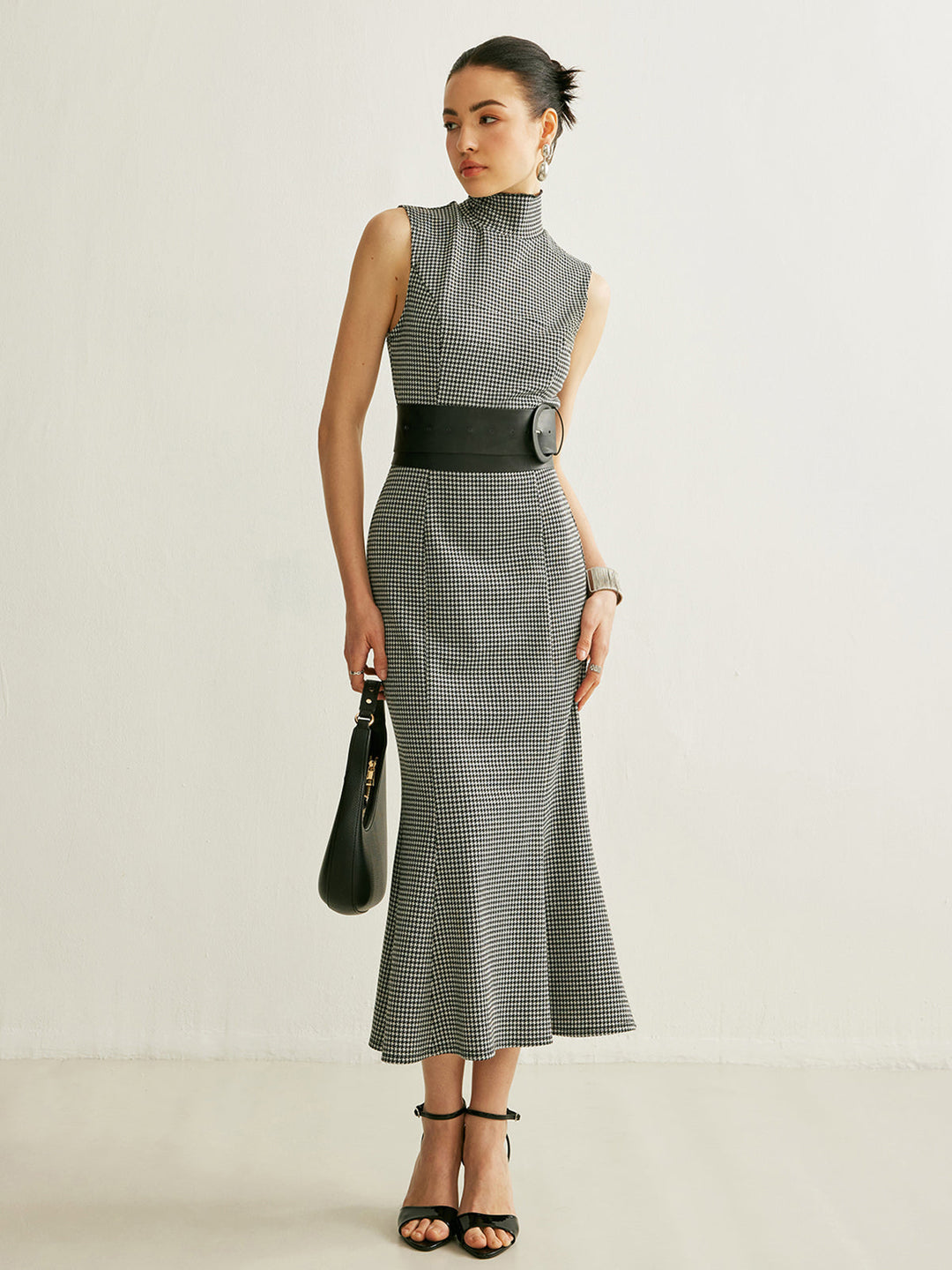 Gekleidetes Kleid mit Gürtel und Ärmellosem Kleid