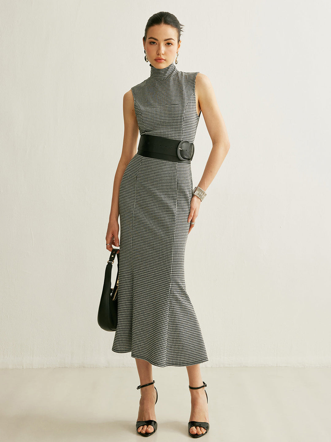 Gekleidetes Kleid mit Gürtel und Ärmellosem Kleid