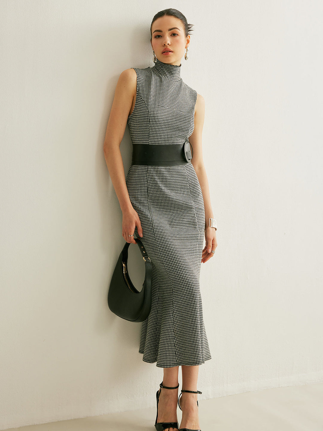 Gekleidetes Kleid mit Gürtel und Ärmellosem Kleid