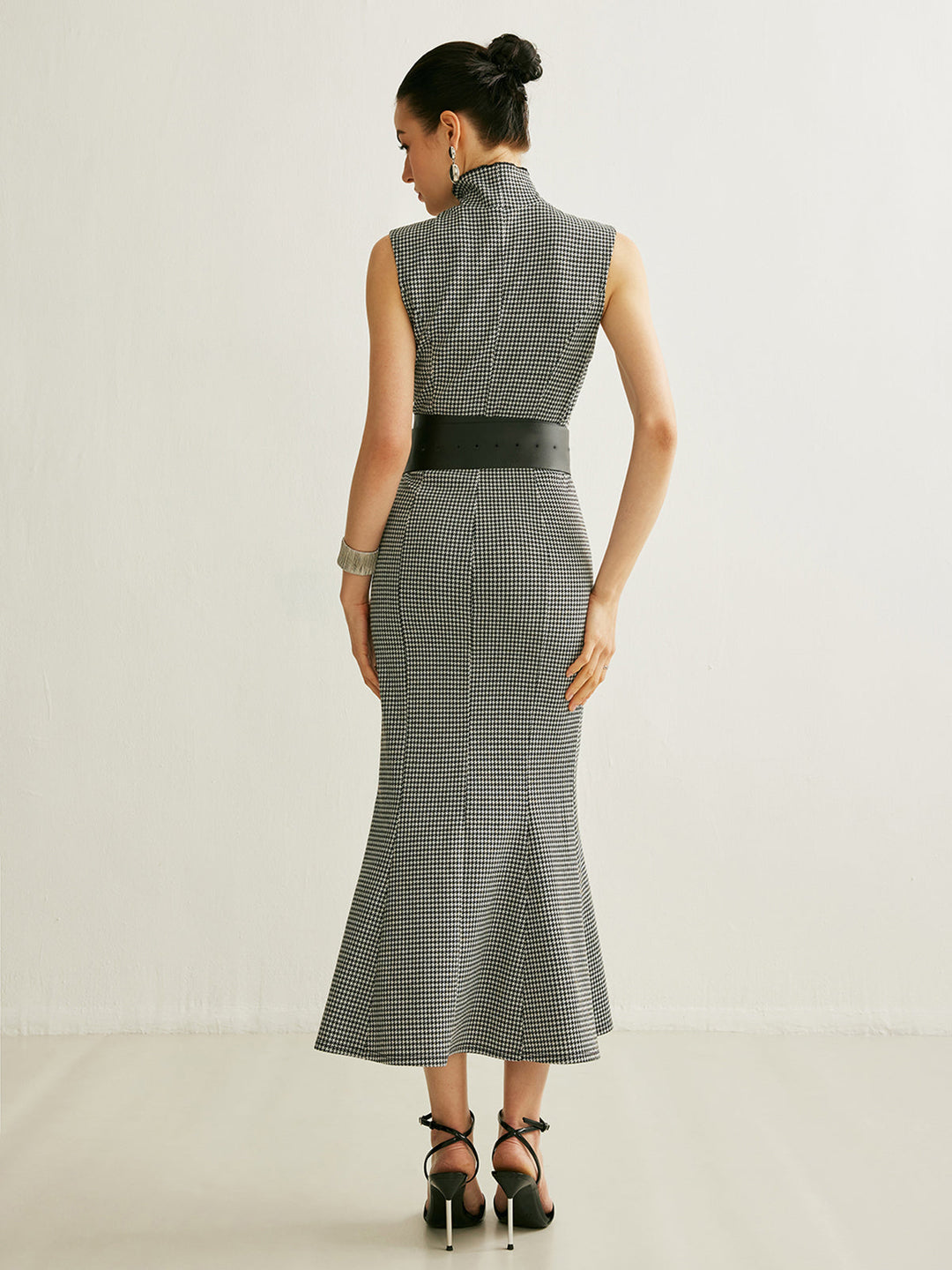 Gekleidetes Kleid mit Gürtel und Ärmellosem Kleid
