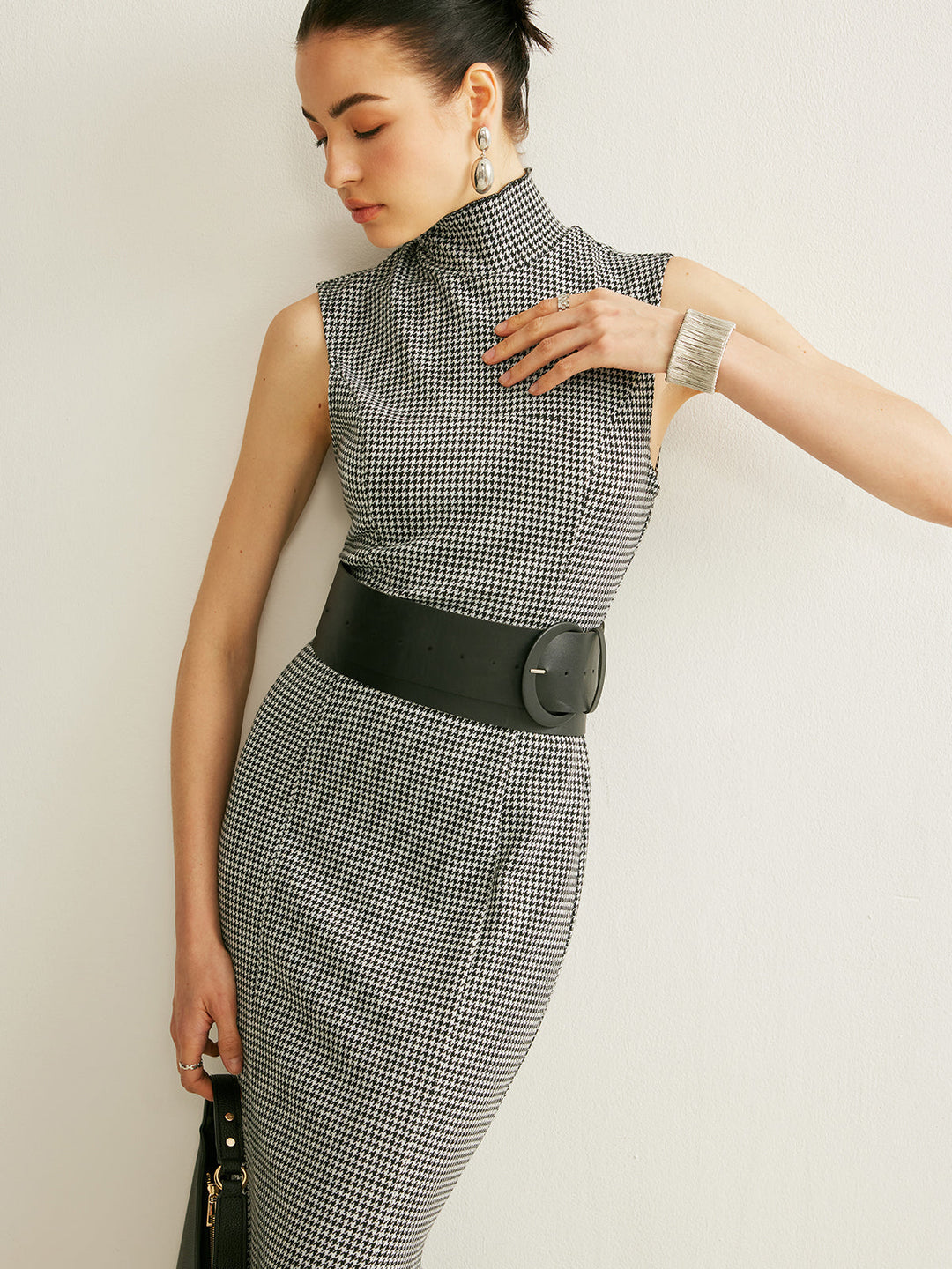 Gekleidetes Kleid mit Gürtel und Ärmellosem Kleid