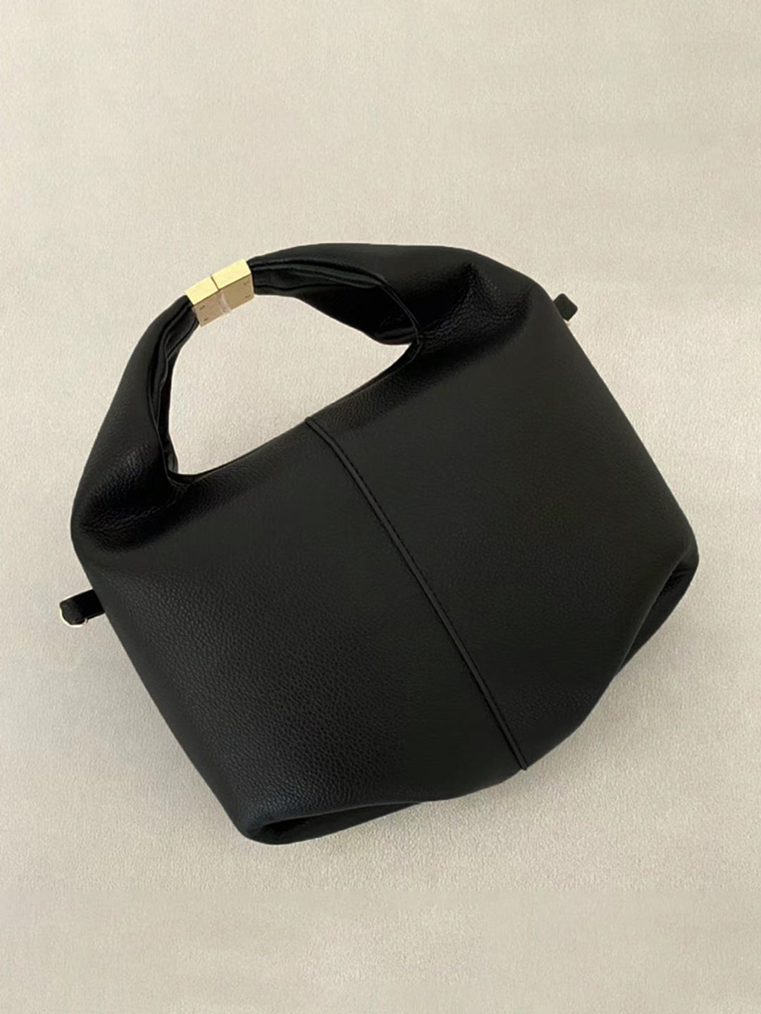 Tasche mit oberem Griff und abgerundeter Form mit Metalldetail