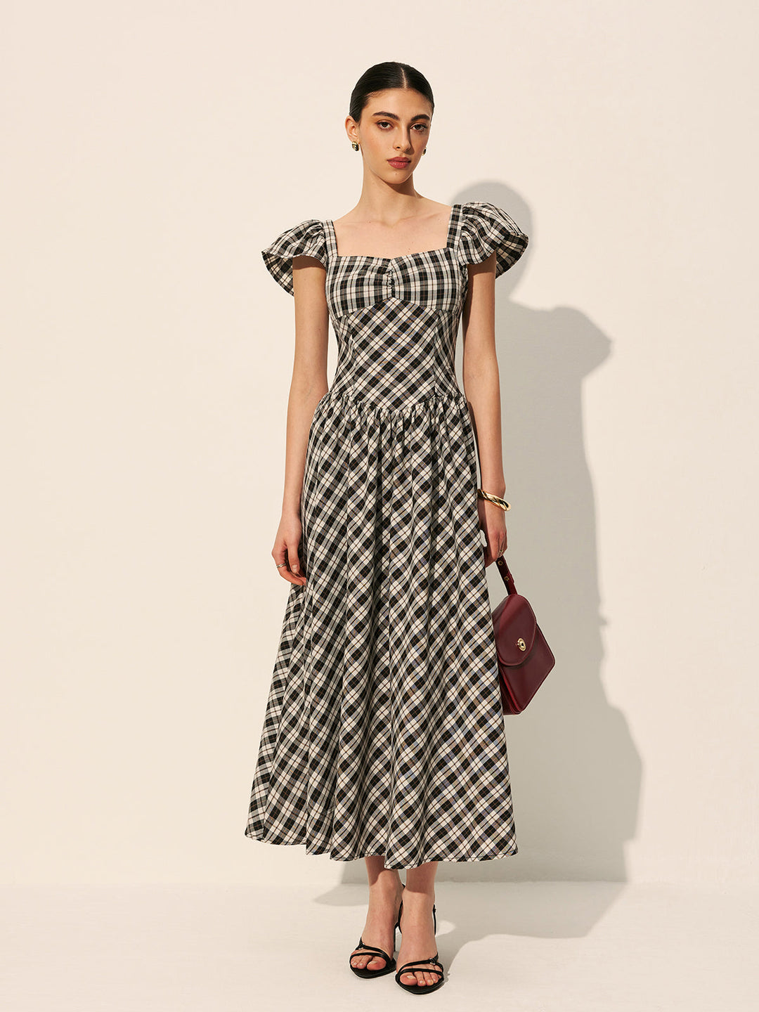 Schachbrett-Kleid mit Puffärmeln