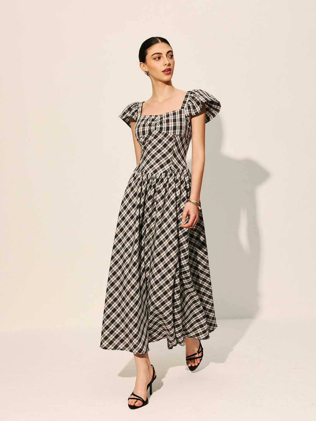 Schachbrett-Kleid mit Puffärmeln