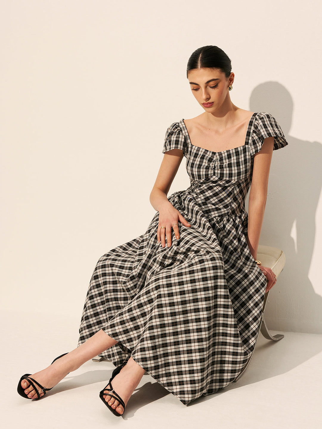 Schachbrett-Kleid mit Puffärmeln