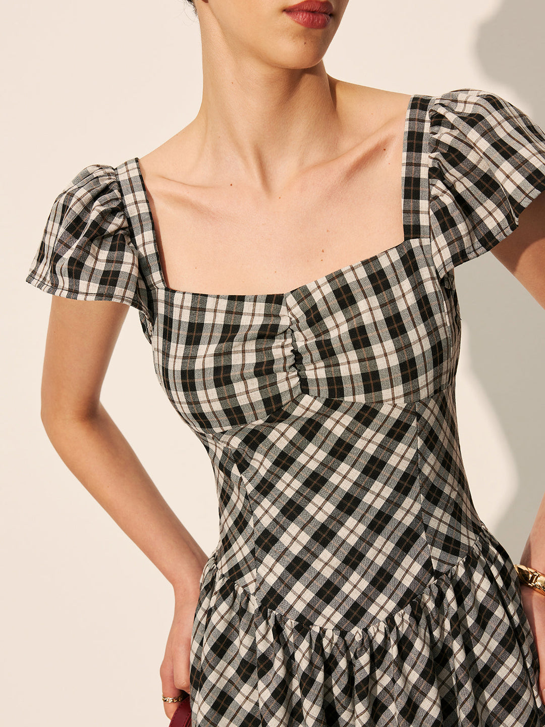 Schachbrett-Kleid mit Puffärmeln