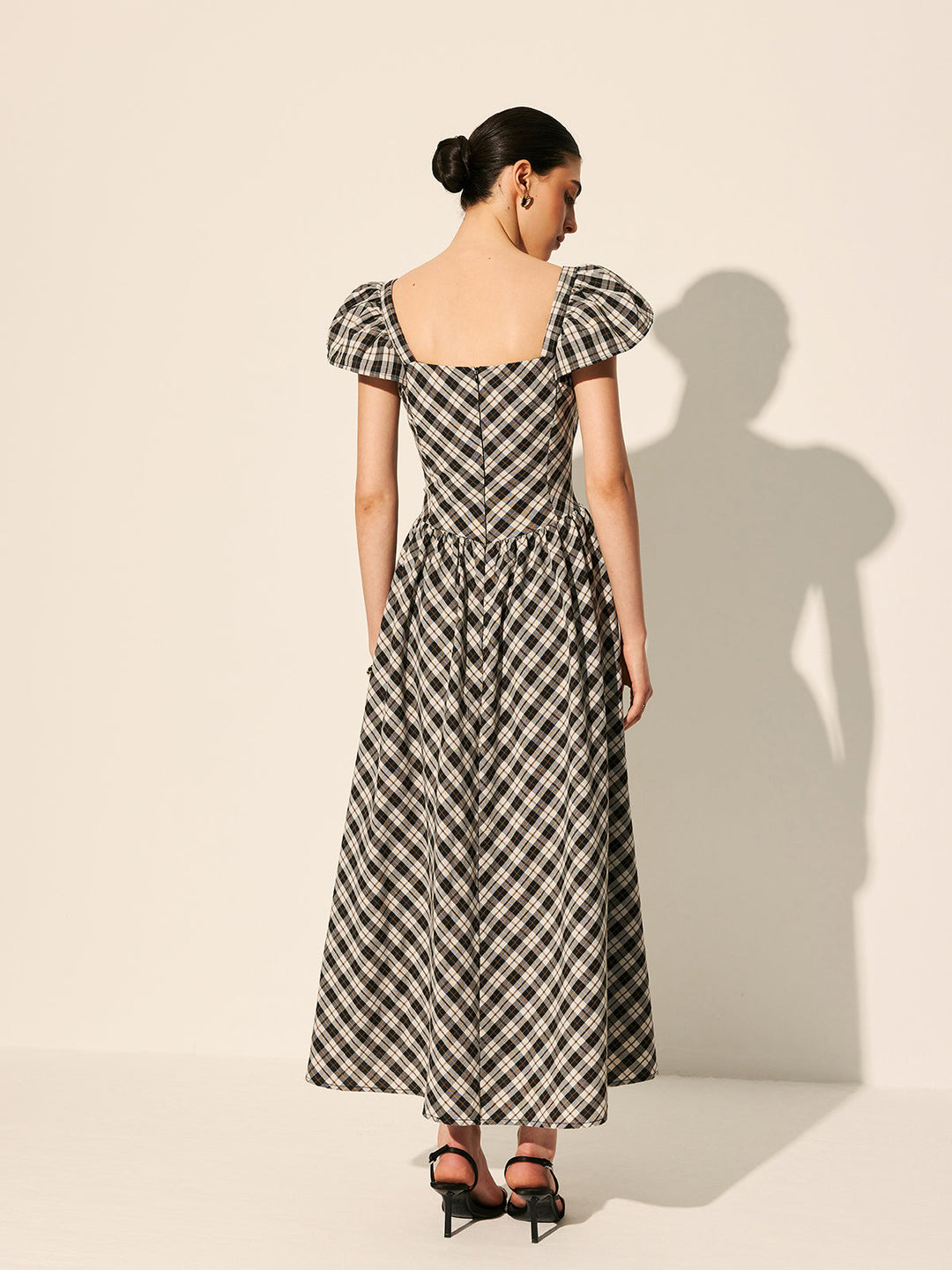 Schachbrett-Kleid mit Puffärmeln