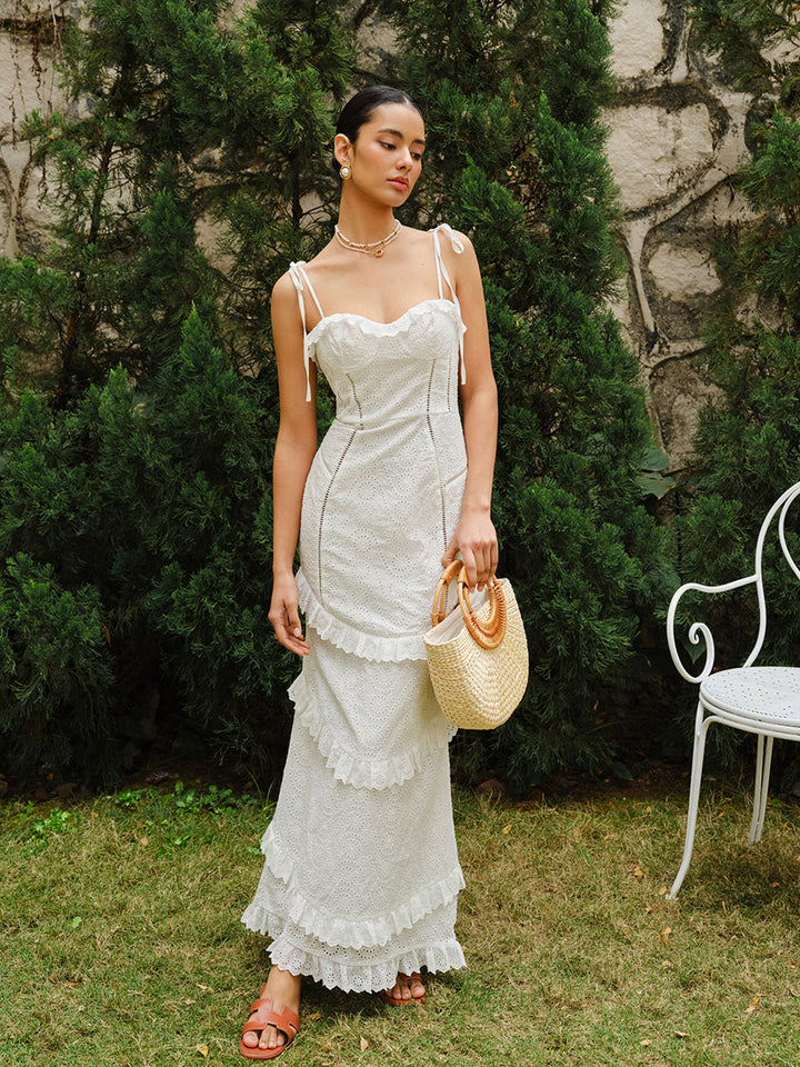 Kleid mit Schnürung, Rüschen und Schlitz