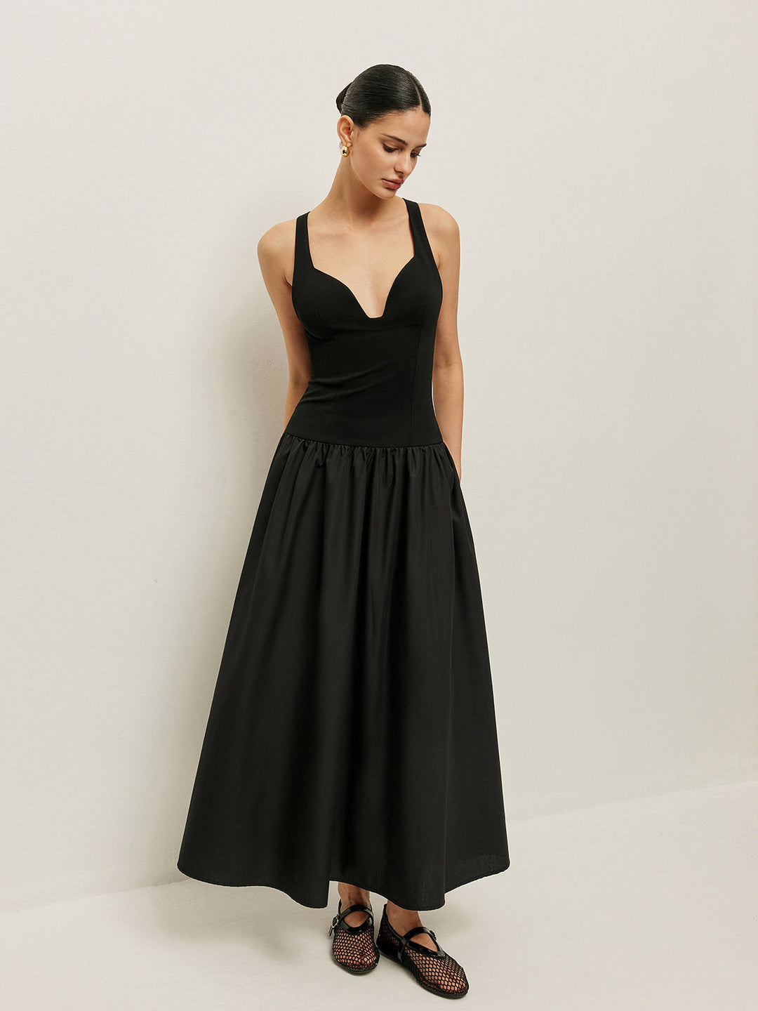 Kleid mit überkreuztem Rücken und Kontraststoff