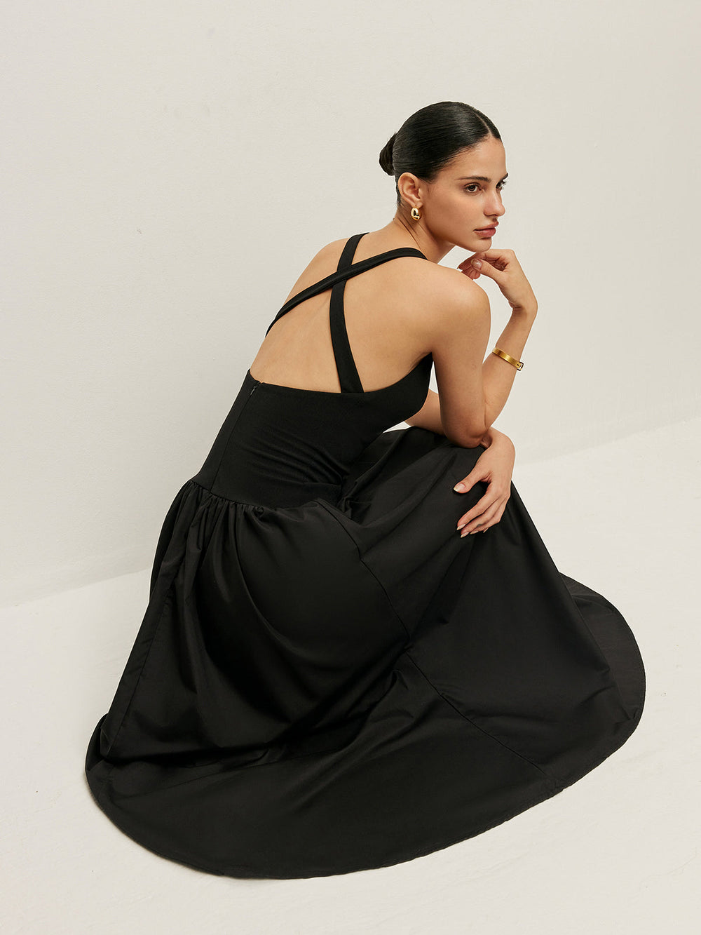 Kleid mit überkreuztem Rücken und Kontraststoff