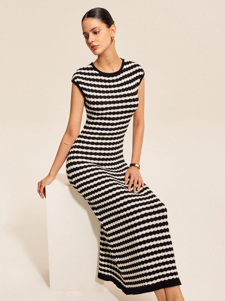 Gestreiftes Kleid mit kurzen Ärmeln aus Strick