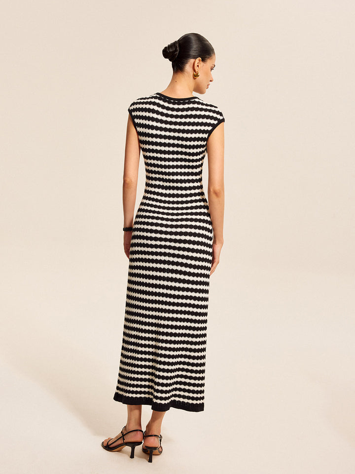 Gestreiftes Kleid mit kurzen Ärmeln aus Strick