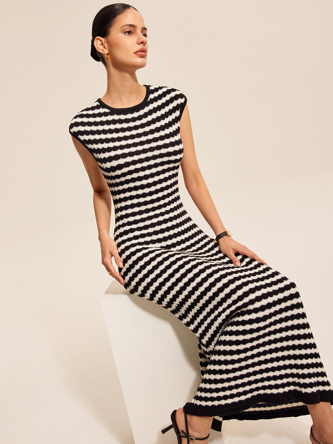 Gestreiftes Kleid mit kurzen Ärmeln aus Strick