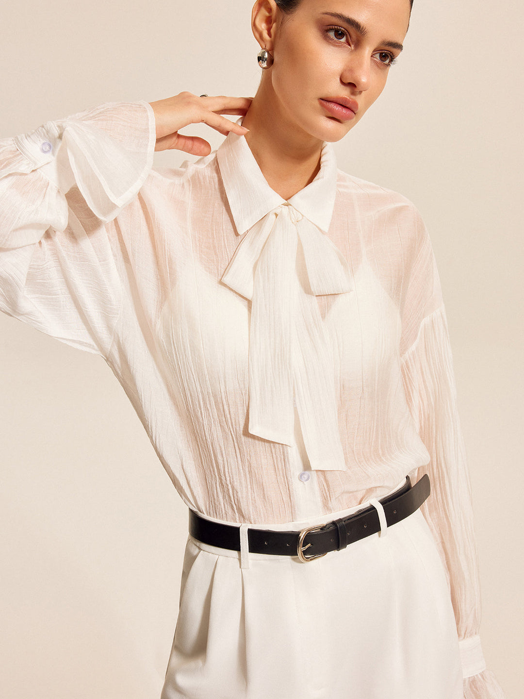Bluse mit durchsichtigem Schleifenkragen