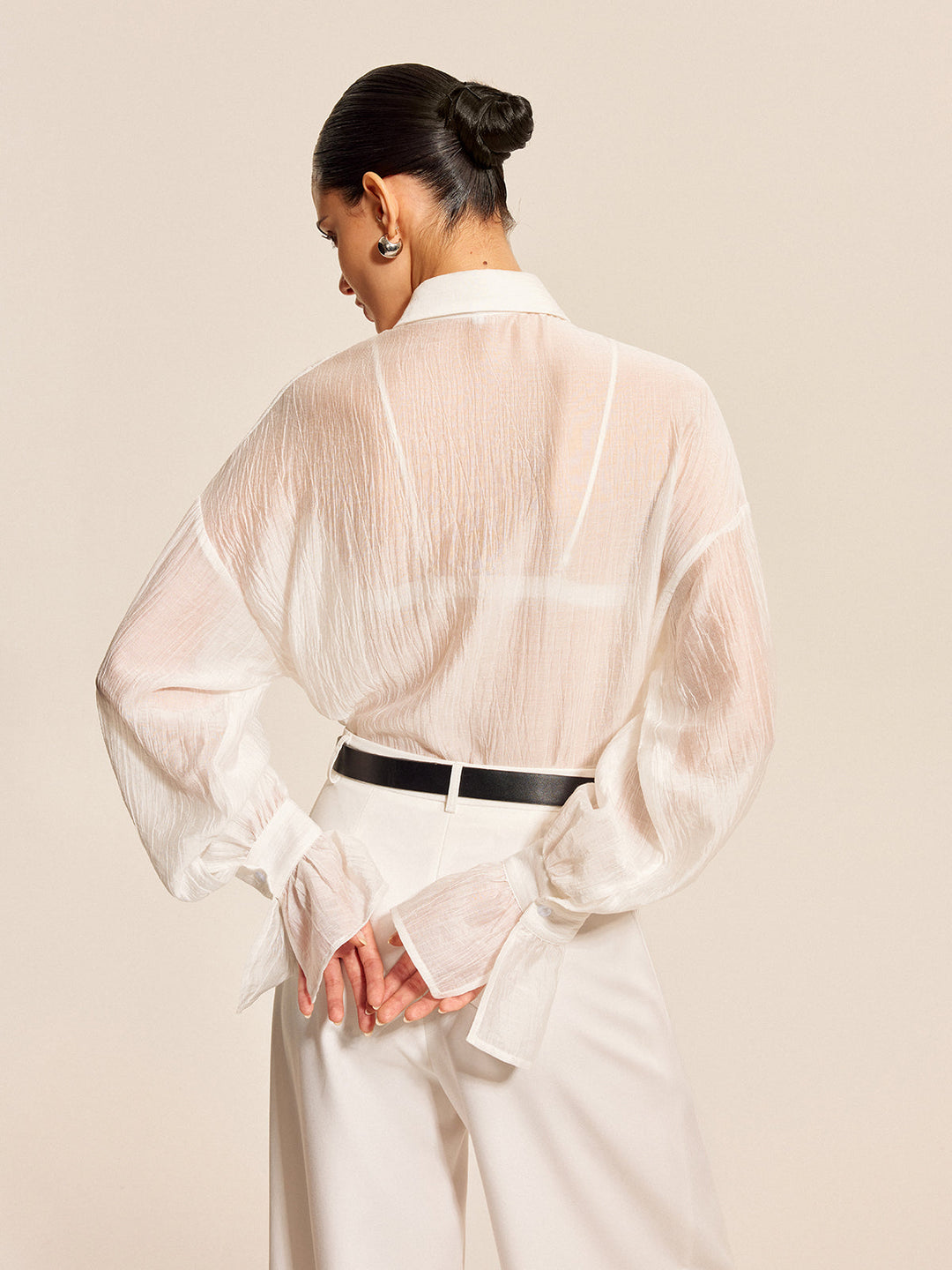 Bluse mit durchsichtigem Schleifenkragen