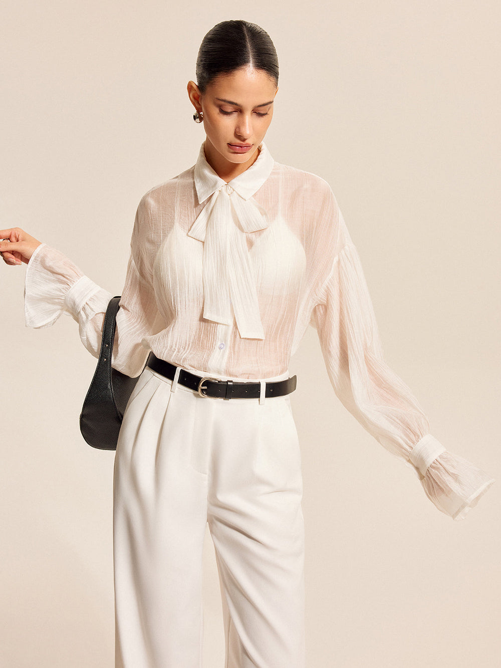 Bluse mit durchsichtigem Schleifenkragen