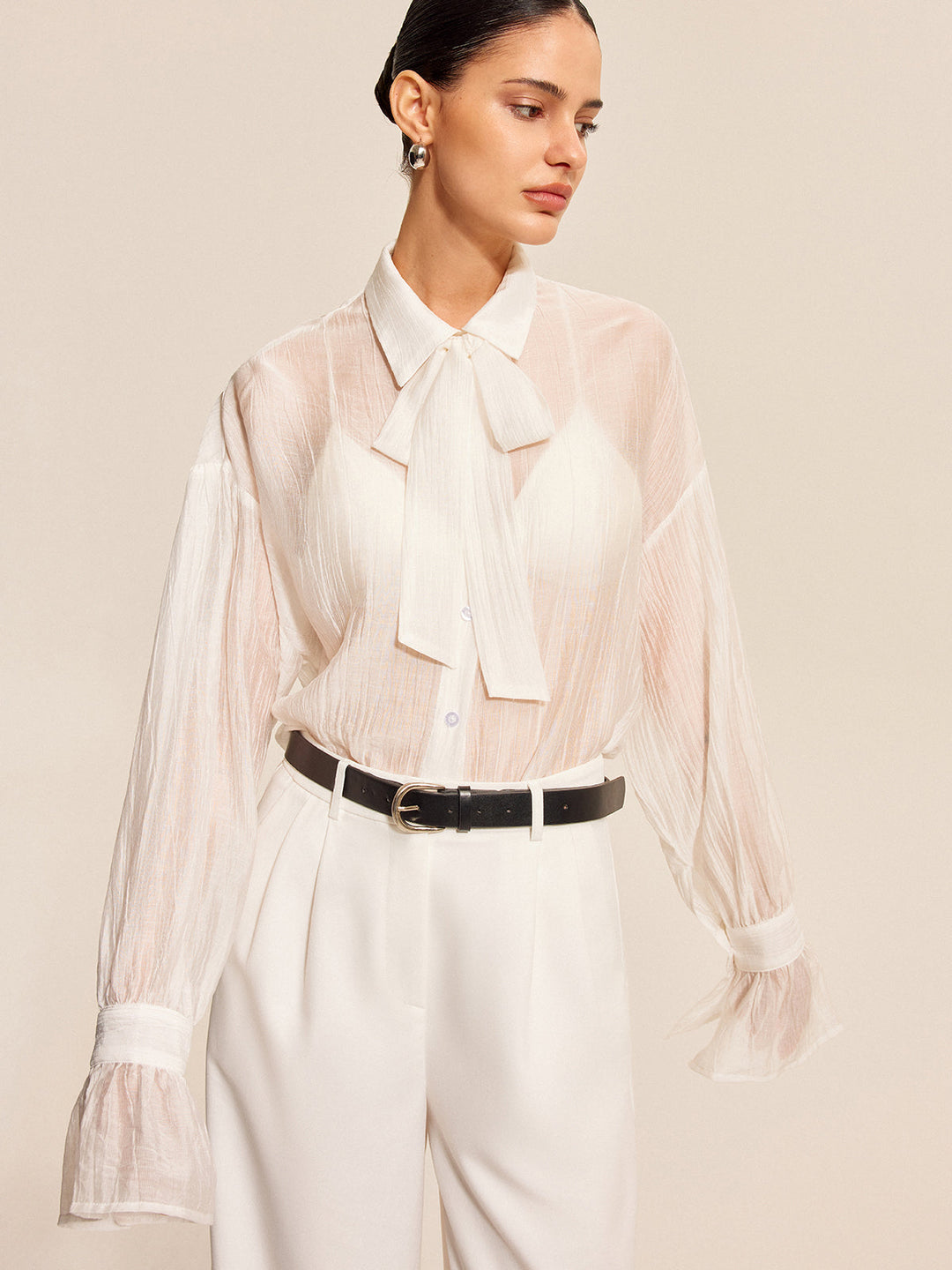 Bluse mit durchsichtigem Schleifenkragen