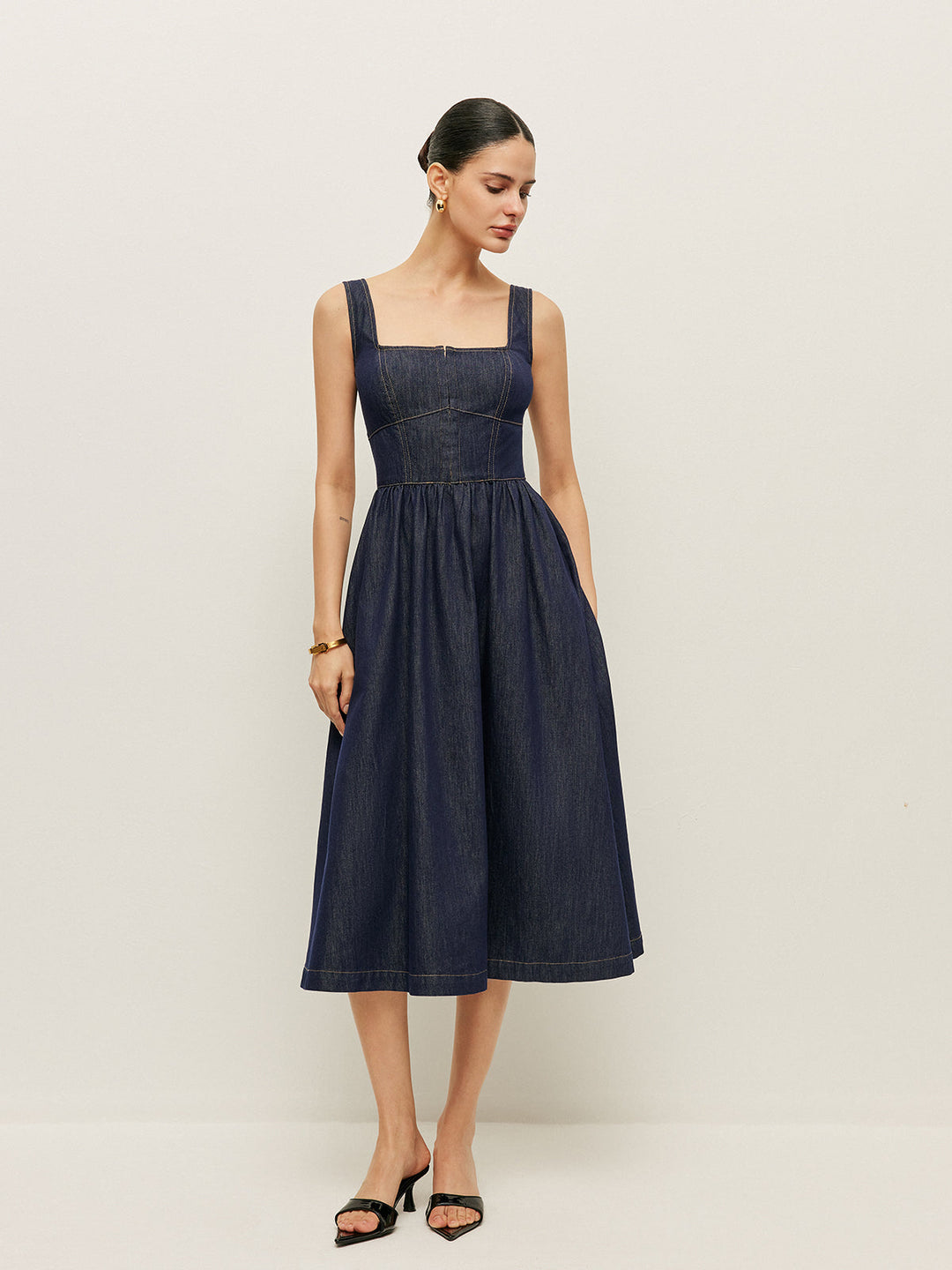 Kleid mit quadratischem Ausschnitt und Knopfleiste aus Denim