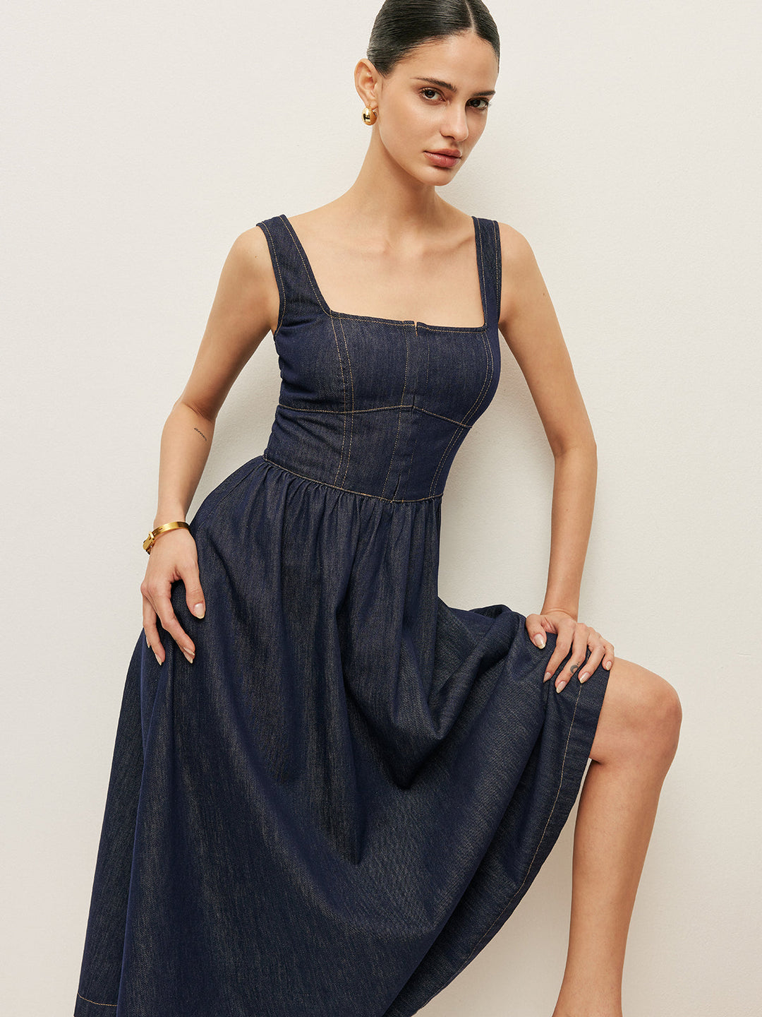 Kleid mit quadratischem Ausschnitt und Knopfleiste aus Denim