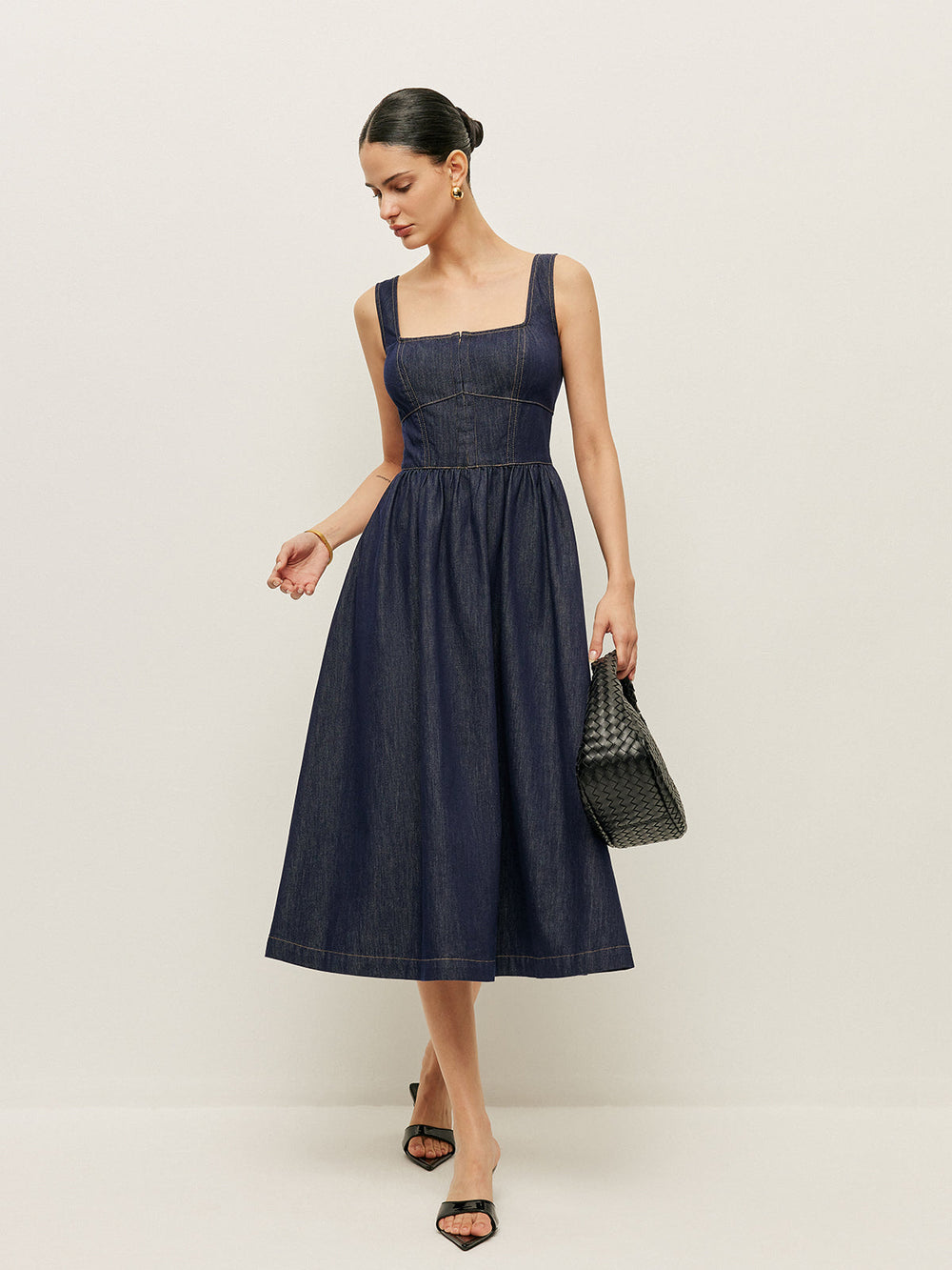 Kleid mit quadratischem Ausschnitt und Knopfleiste aus Denim