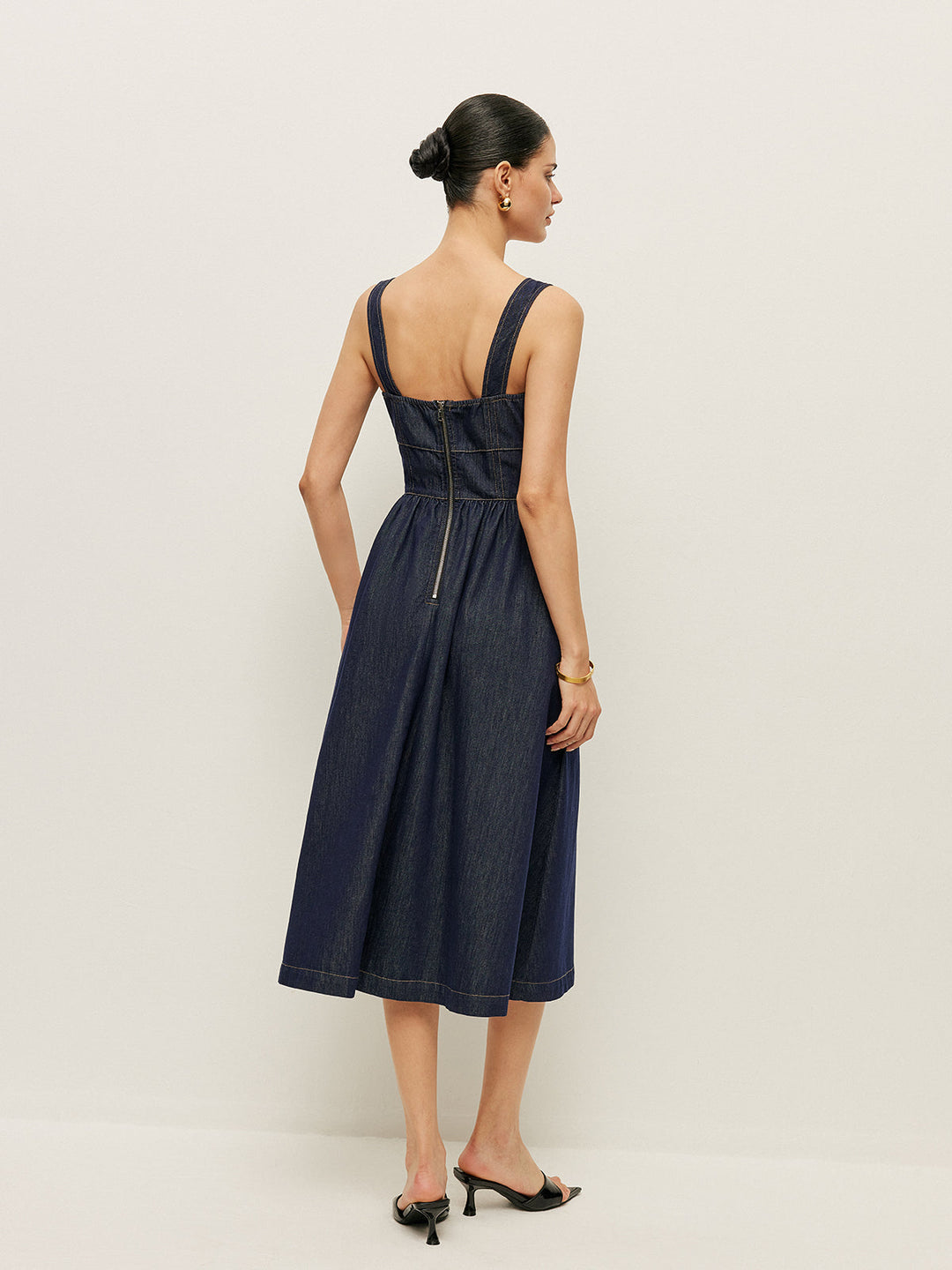 Kleid mit quadratischem Ausschnitt und Knopfleiste aus Denim