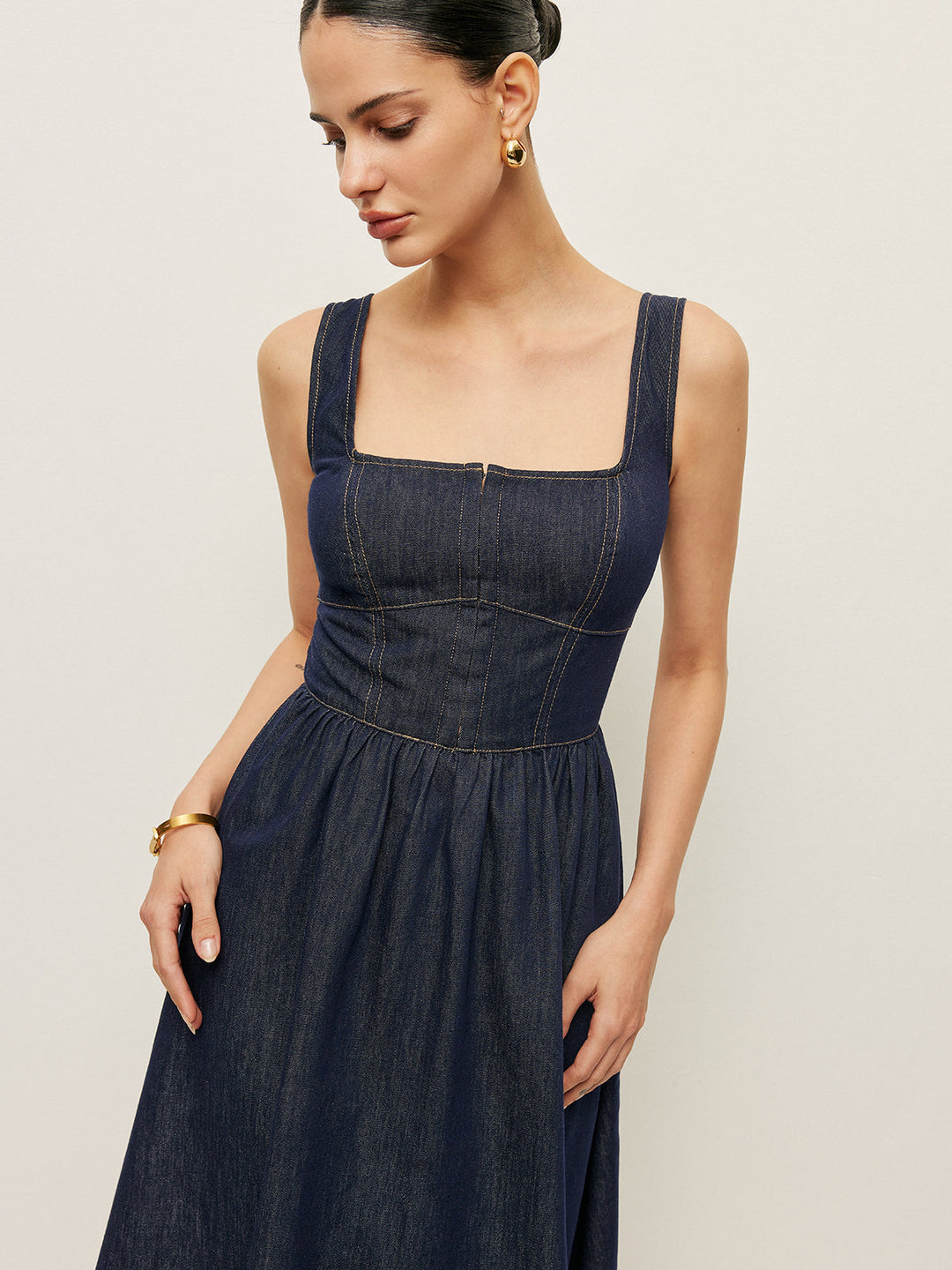 Kleid mit quadratischem Ausschnitt und Knopfleiste aus Denim