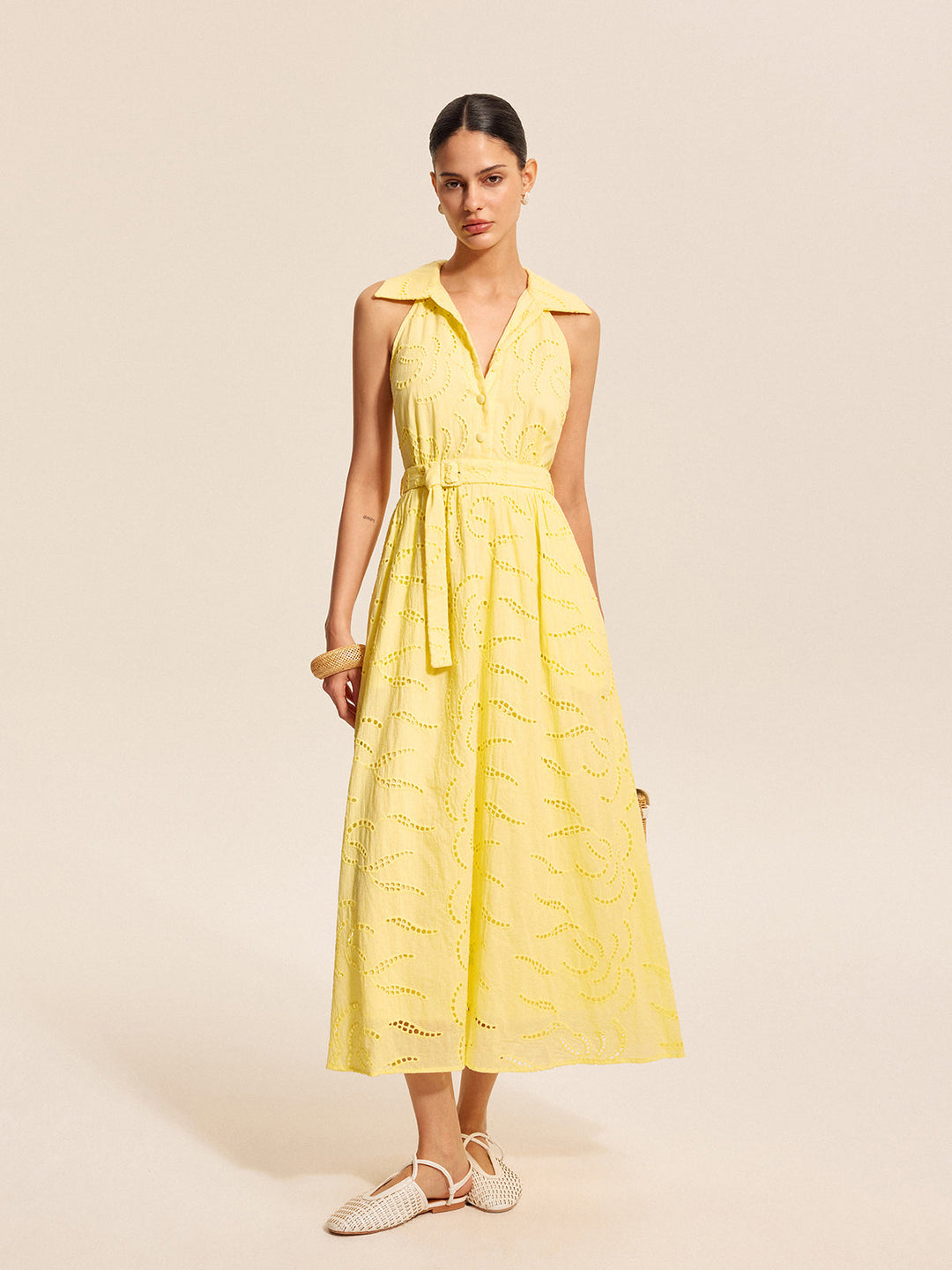 Baumwollkleid mit Gürtel und Stickerei