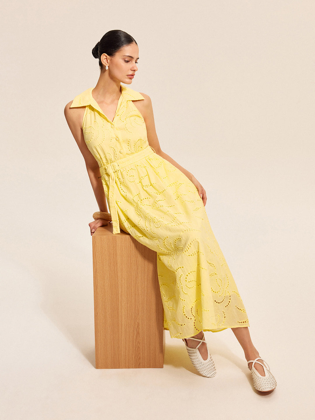 Baumwollkleid mit Gürtel und Stickerei