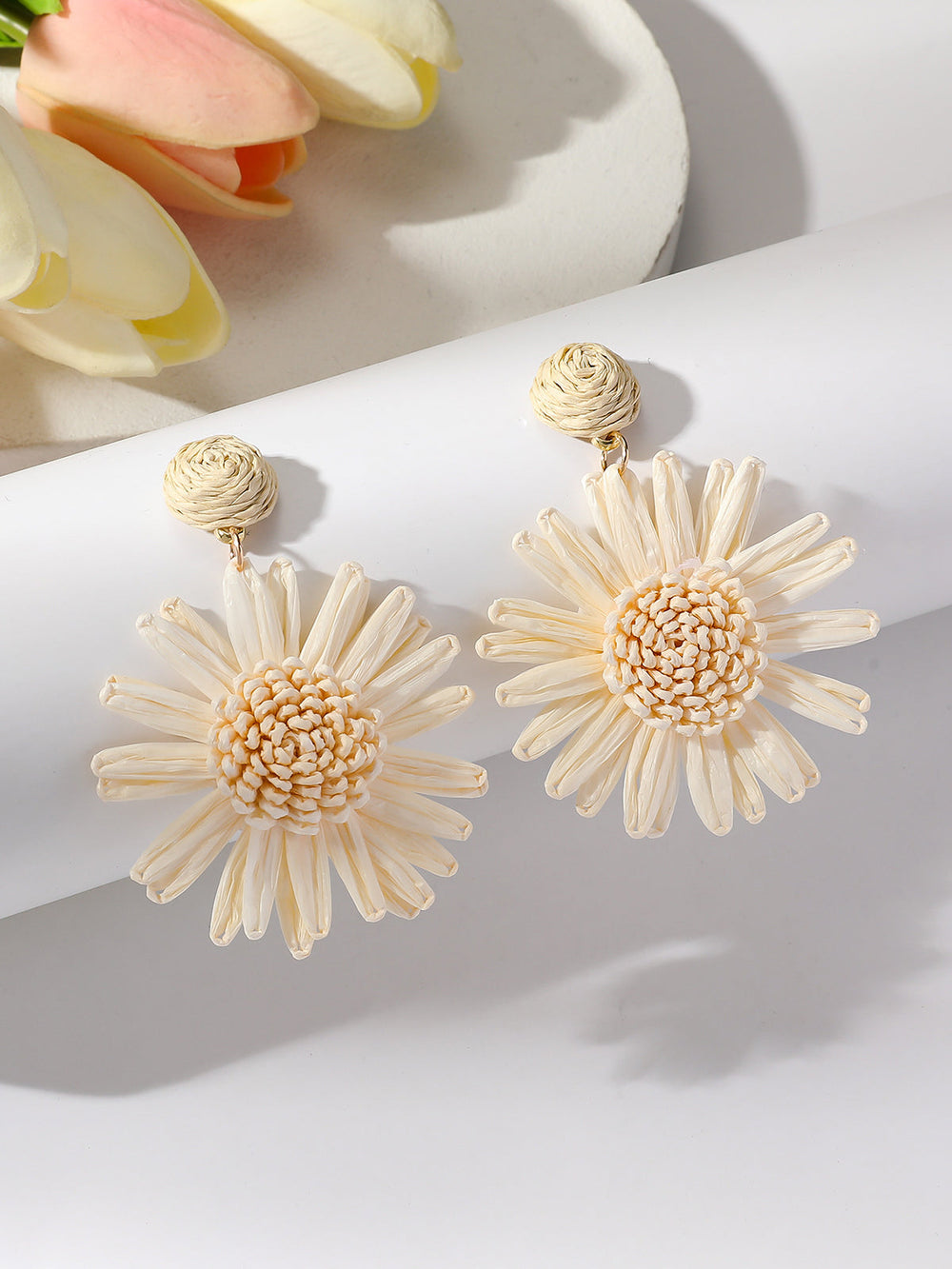 Raffia-Blumen-Ohrhänger