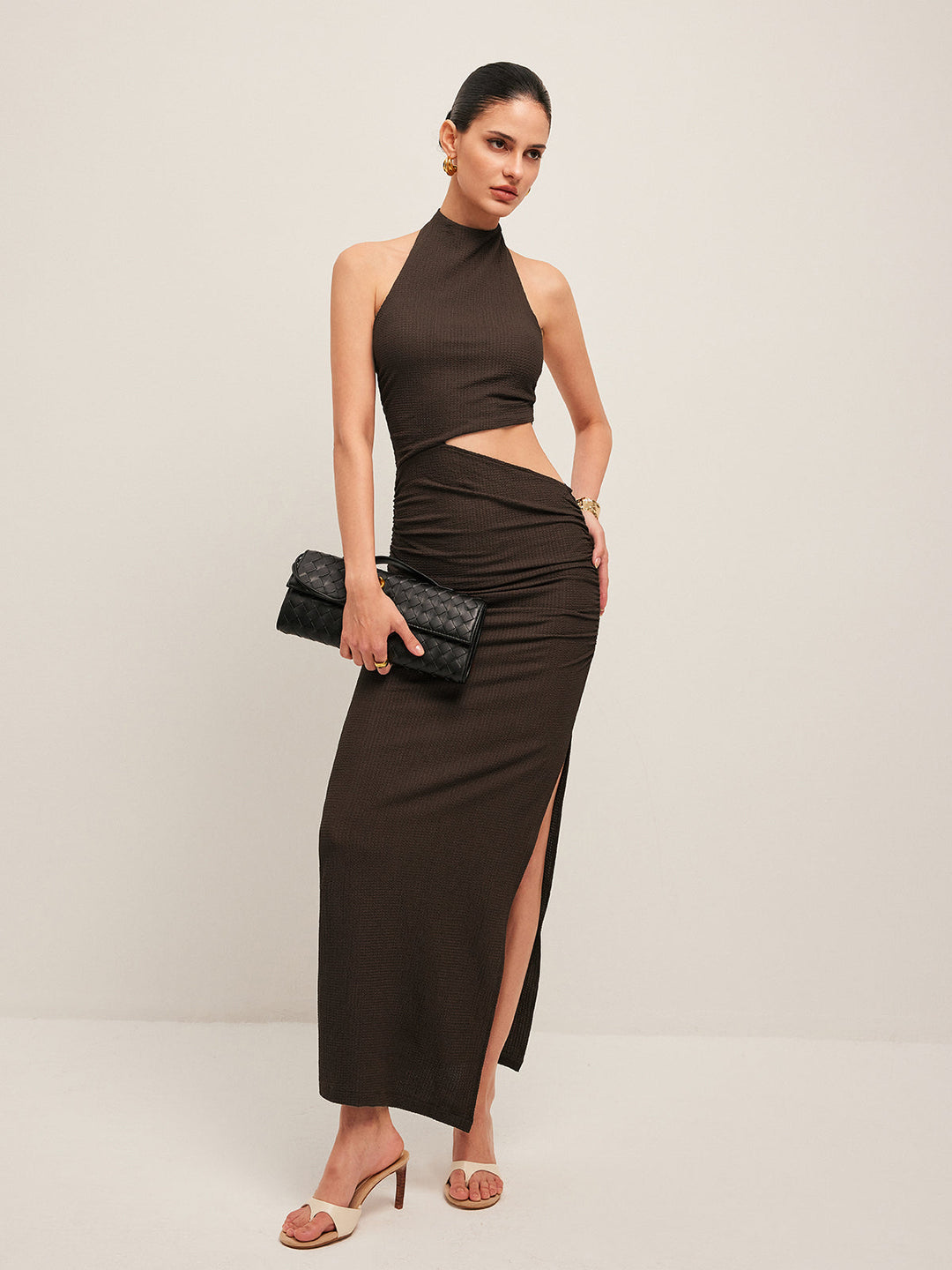 Asymmetrisch geschnittenes Kleid mit Schlitz