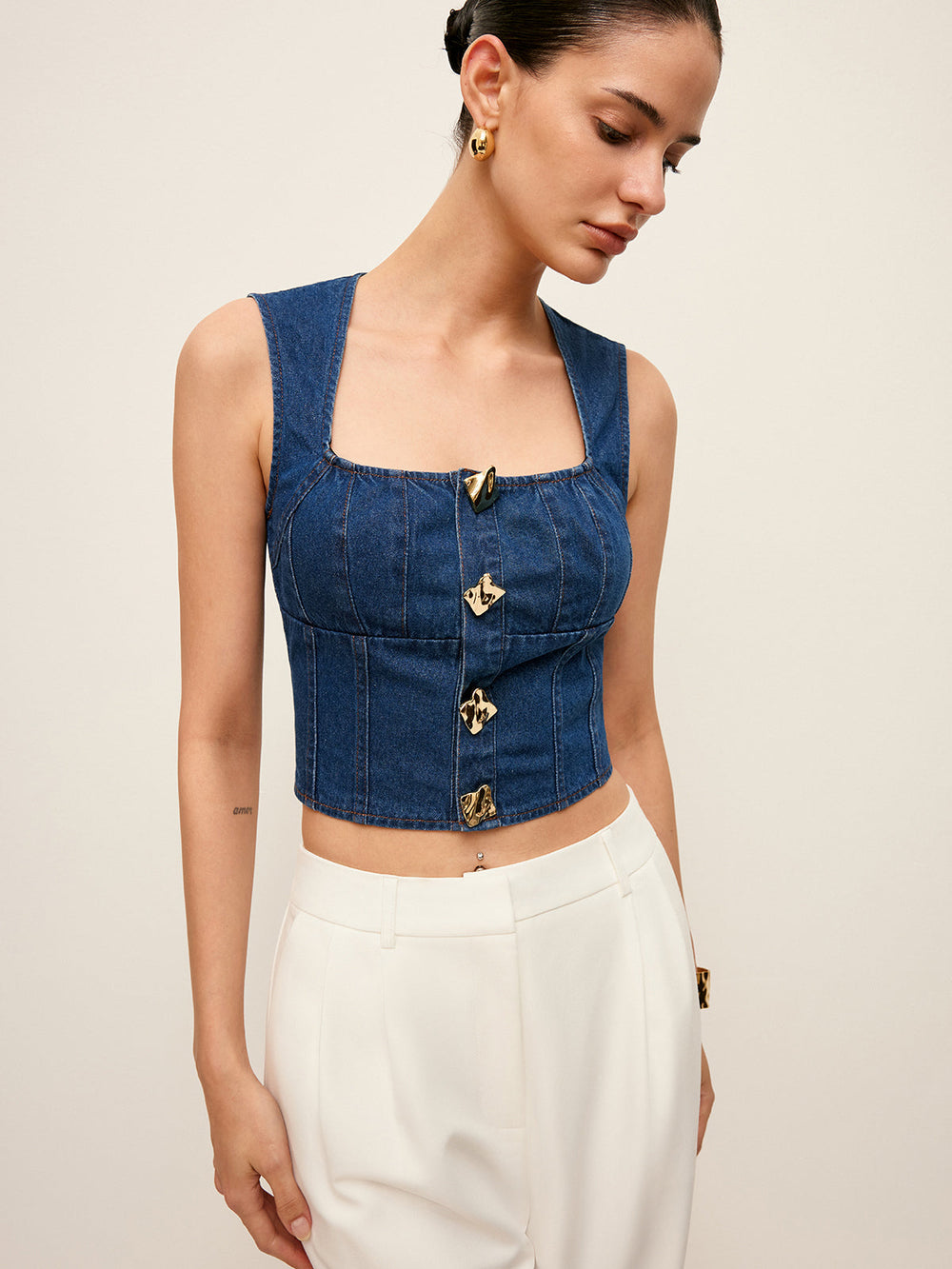 Denim-Oberteil mit eckigem Ausschnitt und Knopfdetail aus Baumwolle