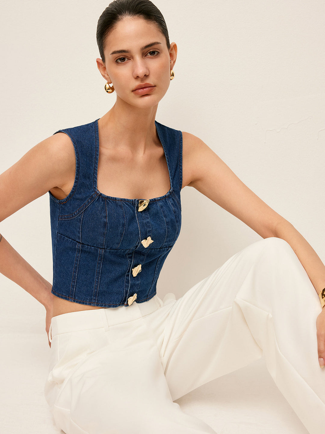 Denim-Oberteil mit eckigem Ausschnitt und Knopfdetail aus Baumwolle