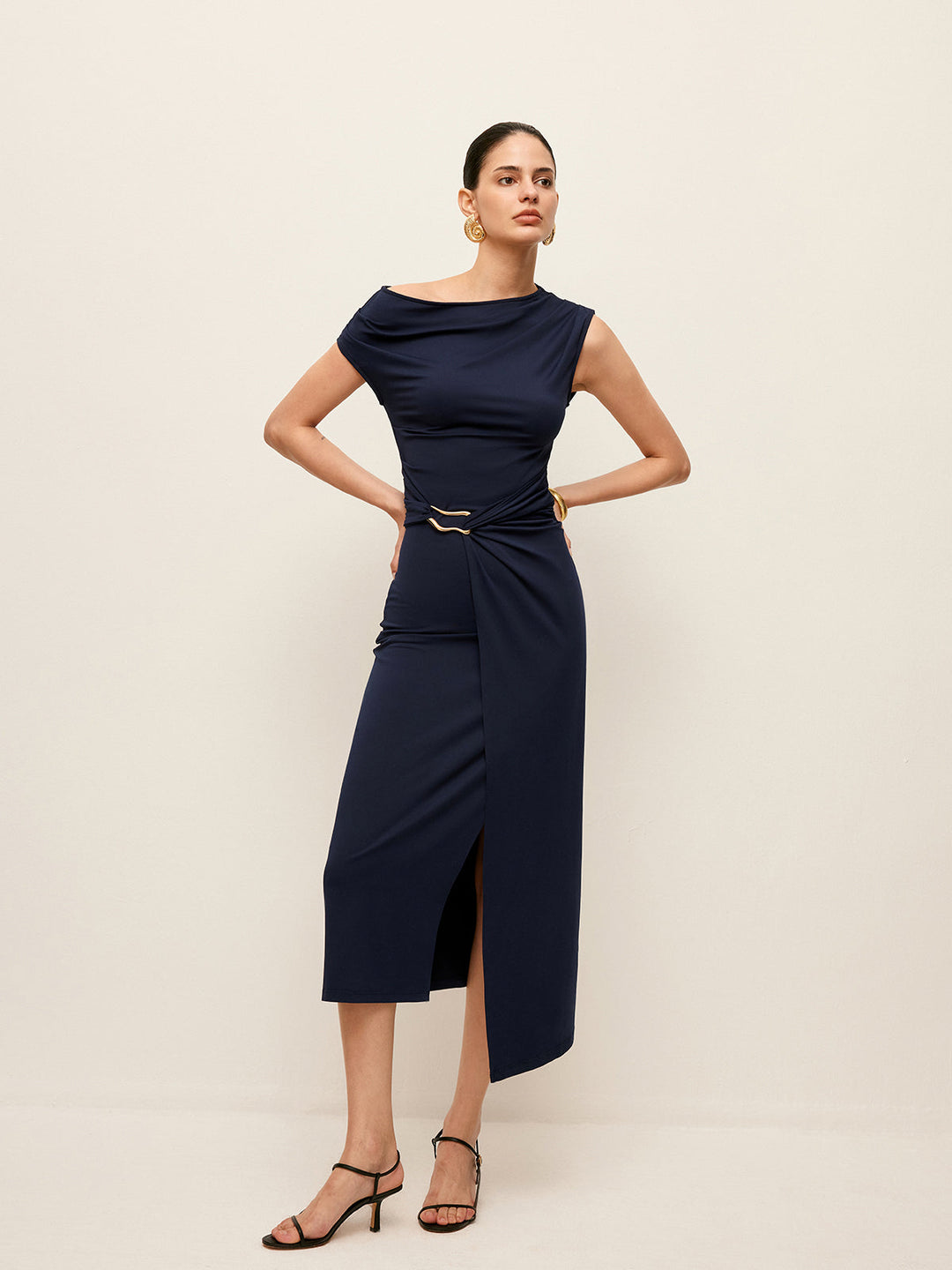 Asymmetrisch geschnittene Wickelkleid mit Taillengürtel aus Metall