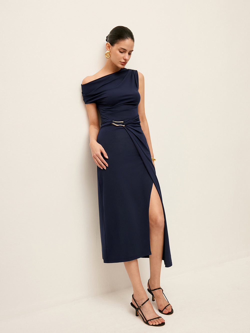 Asymmetrisch geschnittene Wickelkleid mit Taillengürtel aus Metall