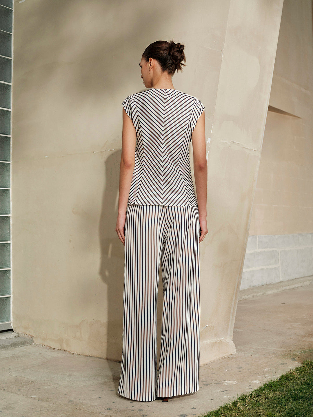 Gestreifte Hose mit weitem Bein und mittlerer Taille